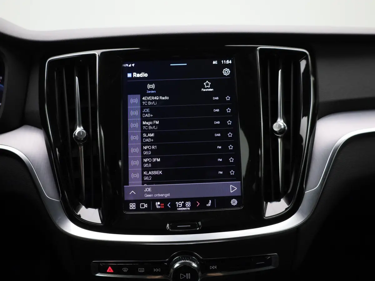 B3 Geartronic Momentum Pro | ACHTERUITRIJCAMERA | ELEKTRISCHE KOFFERKLEP | STOELVERWARMING | STUURVERWARMING | APPLE CARPLAY - ANDROID AUTO | CLIMATE CONTROL |