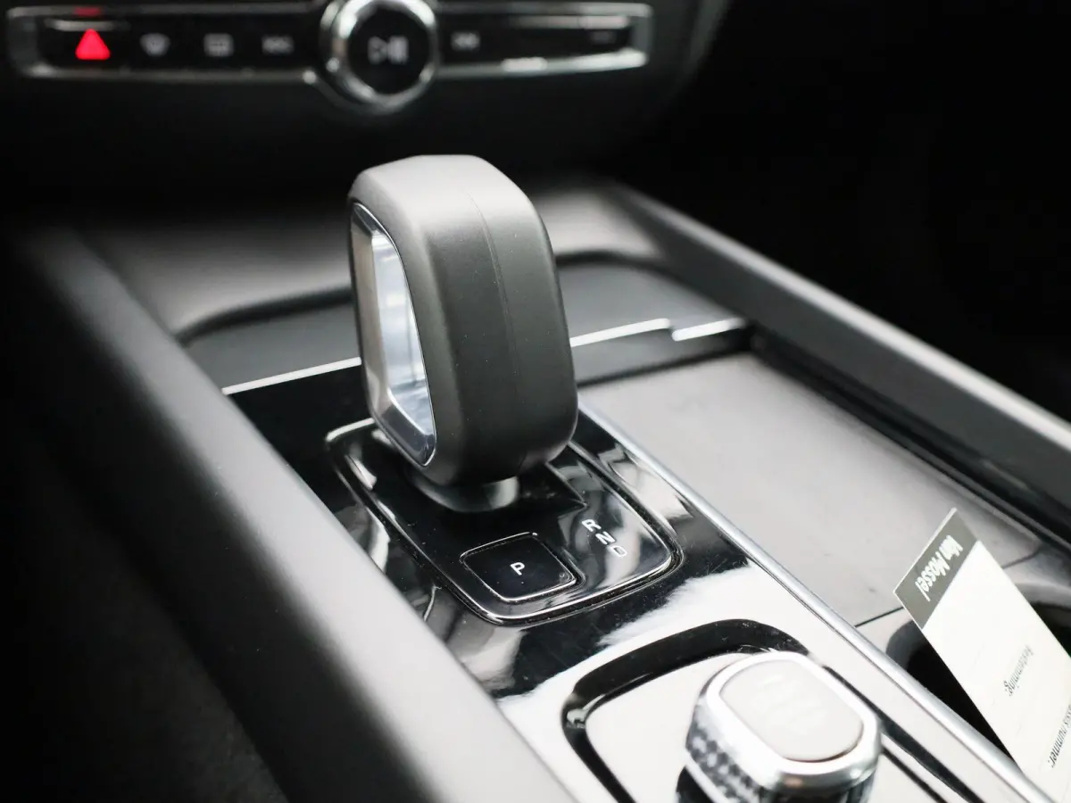 B3 Geartronic Momentum Pro | ACHTERUITRIJCAMERA | ELEKTRISCHE KOFFERKLEP | STOELVERWARMING | STUURVERWARMING | APPLE CARPLAY - ANDROID AUTO | CLIMATE CONTROL |