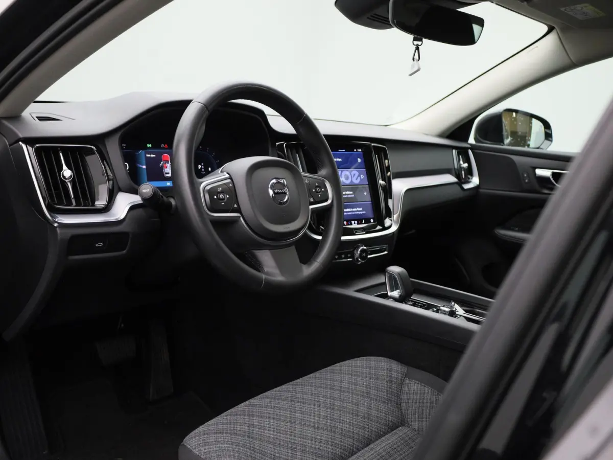 B3 Geartronic Momentum Pro | ACHTERUITRIJCAMERA | ELEKTRISCHE KOFFERKLEP | STOELVERWARMING | STUURVERWARMING | APPLE CARPLAY - ANDROID AUTO | CLIMATE CONTROL |
