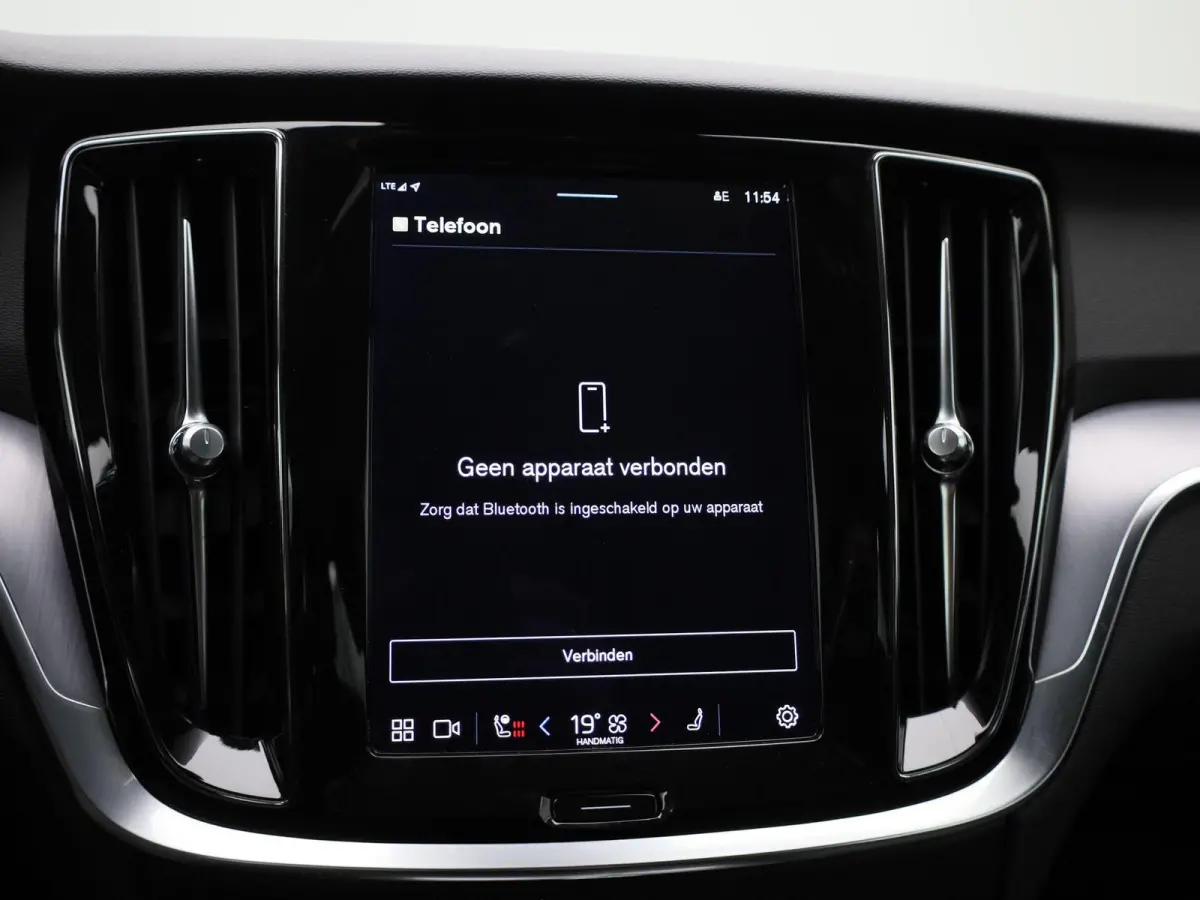 B3 Geartronic Momentum Pro | ACHTERUITRIJCAMERA | ELEKTRISCHE KOFFERKLEP | STOELVERWARMING | STUURVERWARMING | APPLE CARPLAY - ANDROID AUTO | CLIMATE CONTROL |