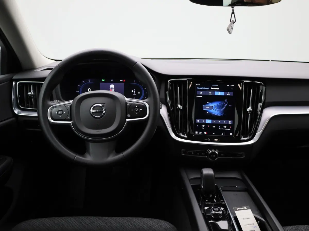 B3 Geartronic Momentum Pro | ACHTERUITRIJCAMERA | ELEKTRISCHE KOFFERKLEP | STOELVERWARMING | STUURVERWARMING | APPLE CARPLAY - ANDROID AUTO | CLIMATE CONTROL |