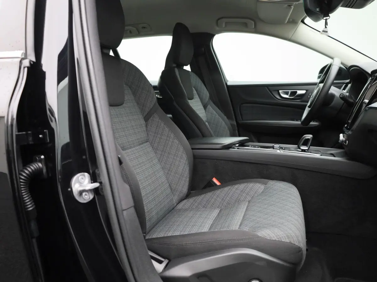 B3 Geartronic Momentum Pro | ACHTERUITRIJCAMERA | ELEKTRISCHE KOFFERKLEP | STOELVERWARMING | STUURVERWARMING | APPLE CARPLAY - ANDROID AUTO | CLIMATE CONTROL |