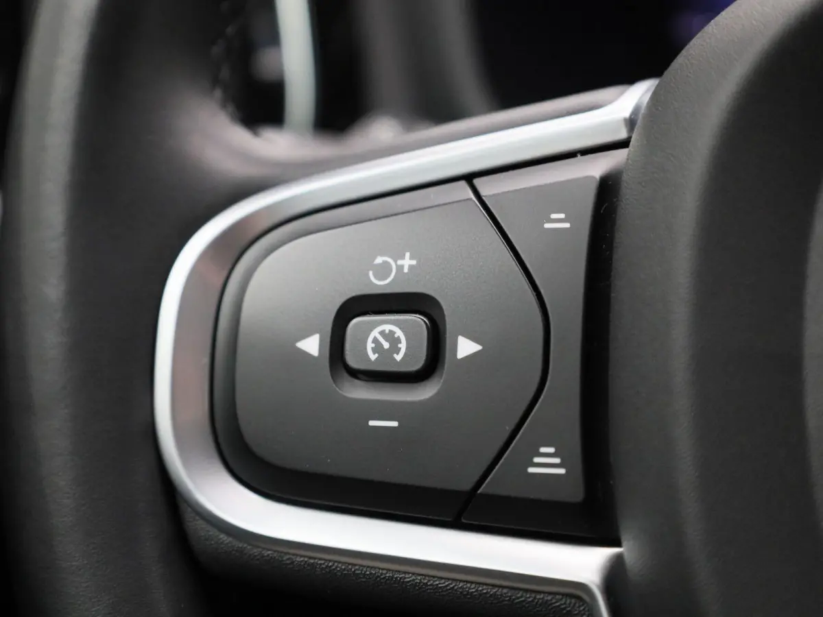 B3 Geartronic Momentum Pro | ACHTERUITRIJCAMERA | ELEKTRISCHE KOFFERKLEP | STOELVERWARMING | STUURVERWARMING | APPLE CARPLAY - ANDROID AUTO | CLIMATE CONTROL |