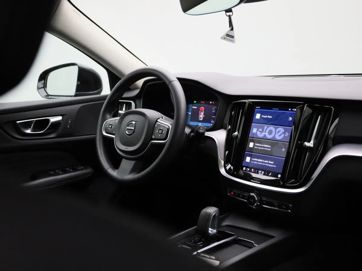 B3 Geartronic Momentum Pro | ACHTERUITRIJCAMERA | ELEKTRISCHE KOFFERKLEP | STOELVERWARMING | STUURVERWARMING | APPLE CARPLAY - ANDROID AUTO | CLIMATE CONTROL |