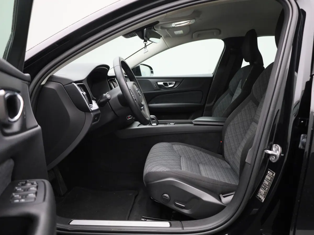 B3 Geartronic Momentum Pro | ACHTERUITRIJCAMERA | ELEKTRISCHE KOFFERKLEP | STOELVERWARMING | STUURVERWARMING | APPLE CARPLAY - ANDROID AUTO | CLIMATE CONTROL |