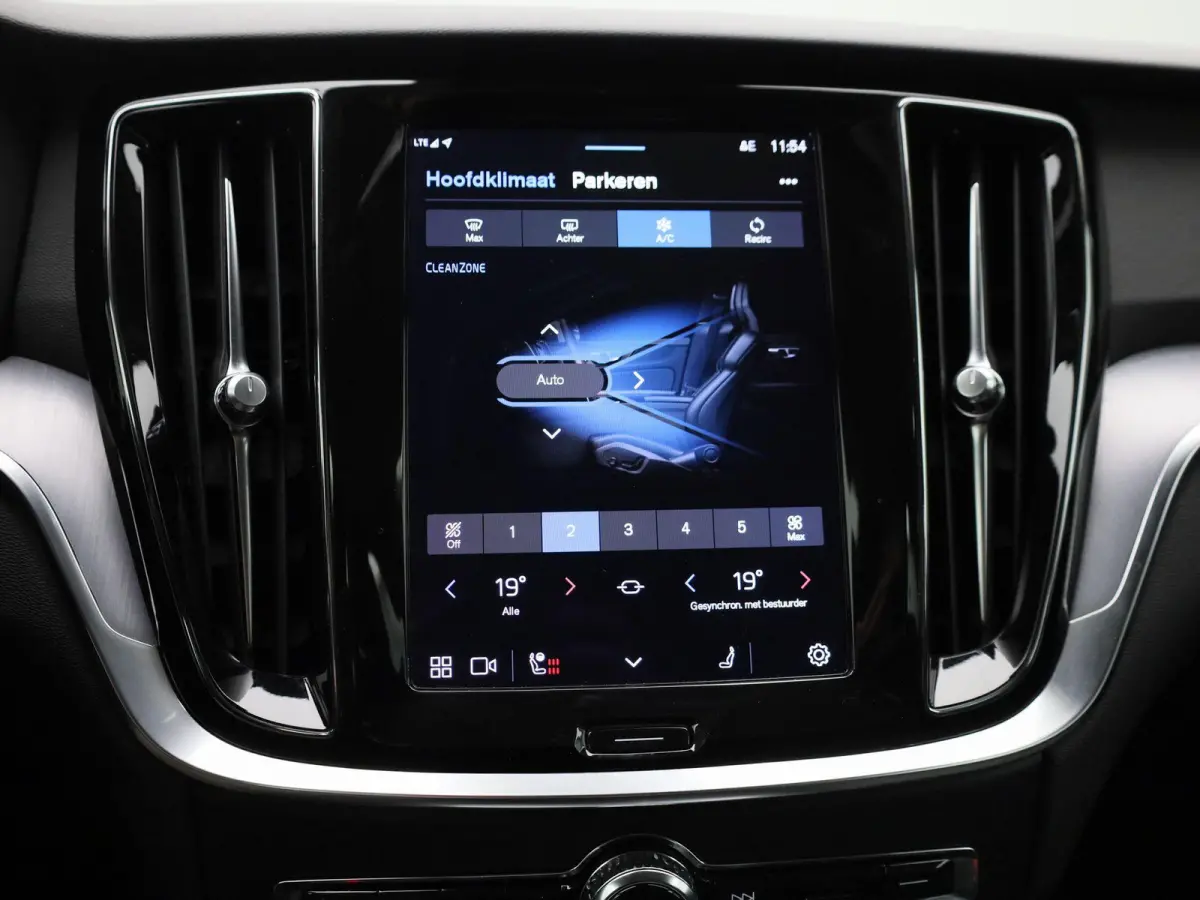 B3 Geartronic Momentum Pro | ACHTERUITRIJCAMERA | ELEKTRISCHE KOFFERKLEP | STOELVERWARMING | STUURVERWARMING | APPLE CARPLAY - ANDROID AUTO | CLIMATE CONTROL |