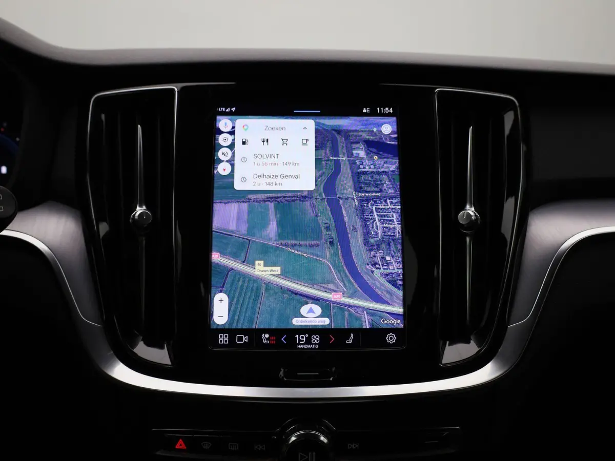 B3 Geartronic Momentum Pro | ACHTERUITRIJCAMERA | ELEKTRISCHE KOFFERKLEP | STOELVERWARMING | STUURVERWARMING | APPLE CARPLAY - ANDROID AUTO | CLIMATE CONTROL |