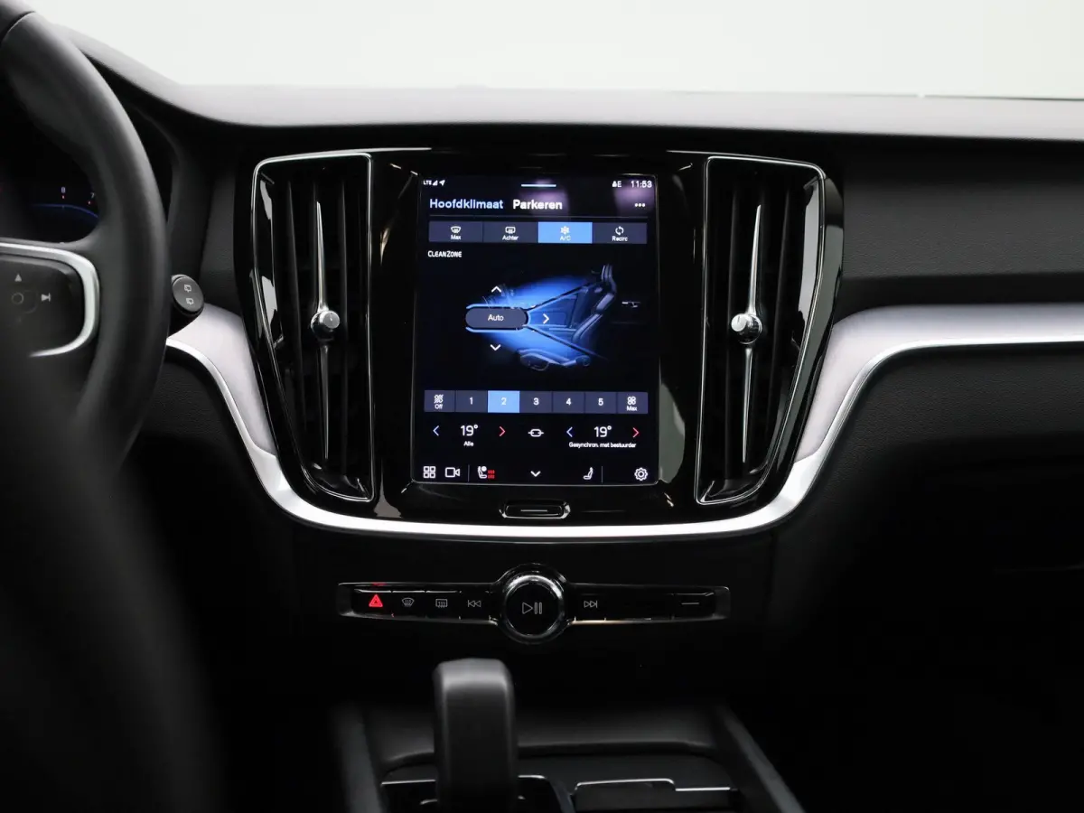 B3 Geartronic Momentum Pro | ACHTERUITRIJCAMERA | ELEKTRISCHE KOFFERKLEP | STOELVERWARMING | STUURVERWARMING | APPLE CARPLAY - ANDROID AUTO | CLIMATE CONTROL |