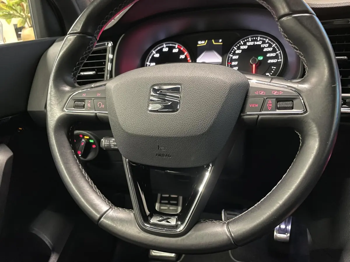 1.4 TSI Xcellence/ Camera/ LED/ Keyless/ CarPlay/ 18”LMV