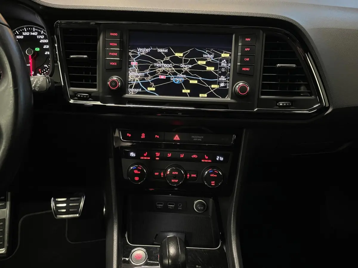 1.4 TSI Xcellence/ Camera/ LED/ Keyless/ CarPlay/ 18”LMV