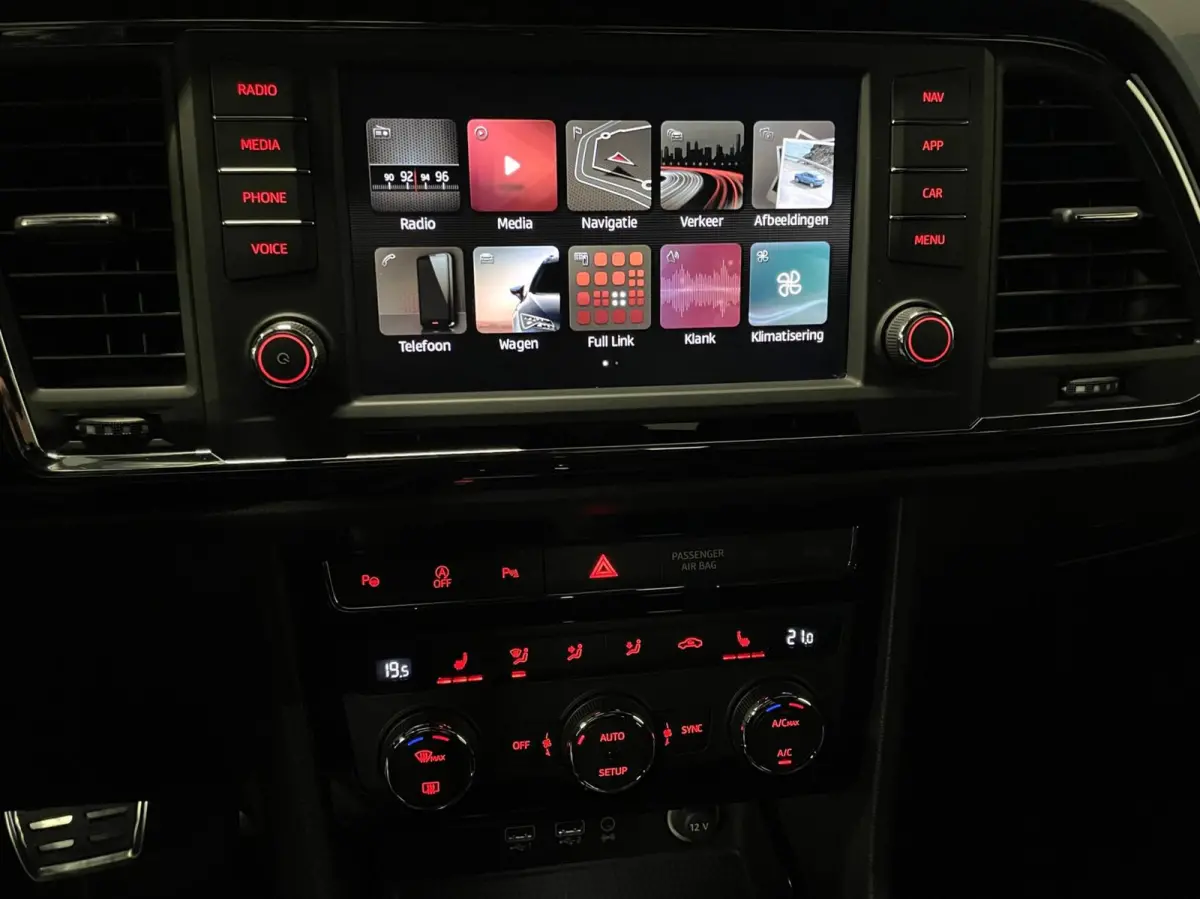 1.4 TSI Xcellence/ Camera/ LED/ Keyless/ CarPlay/ 18”LMV