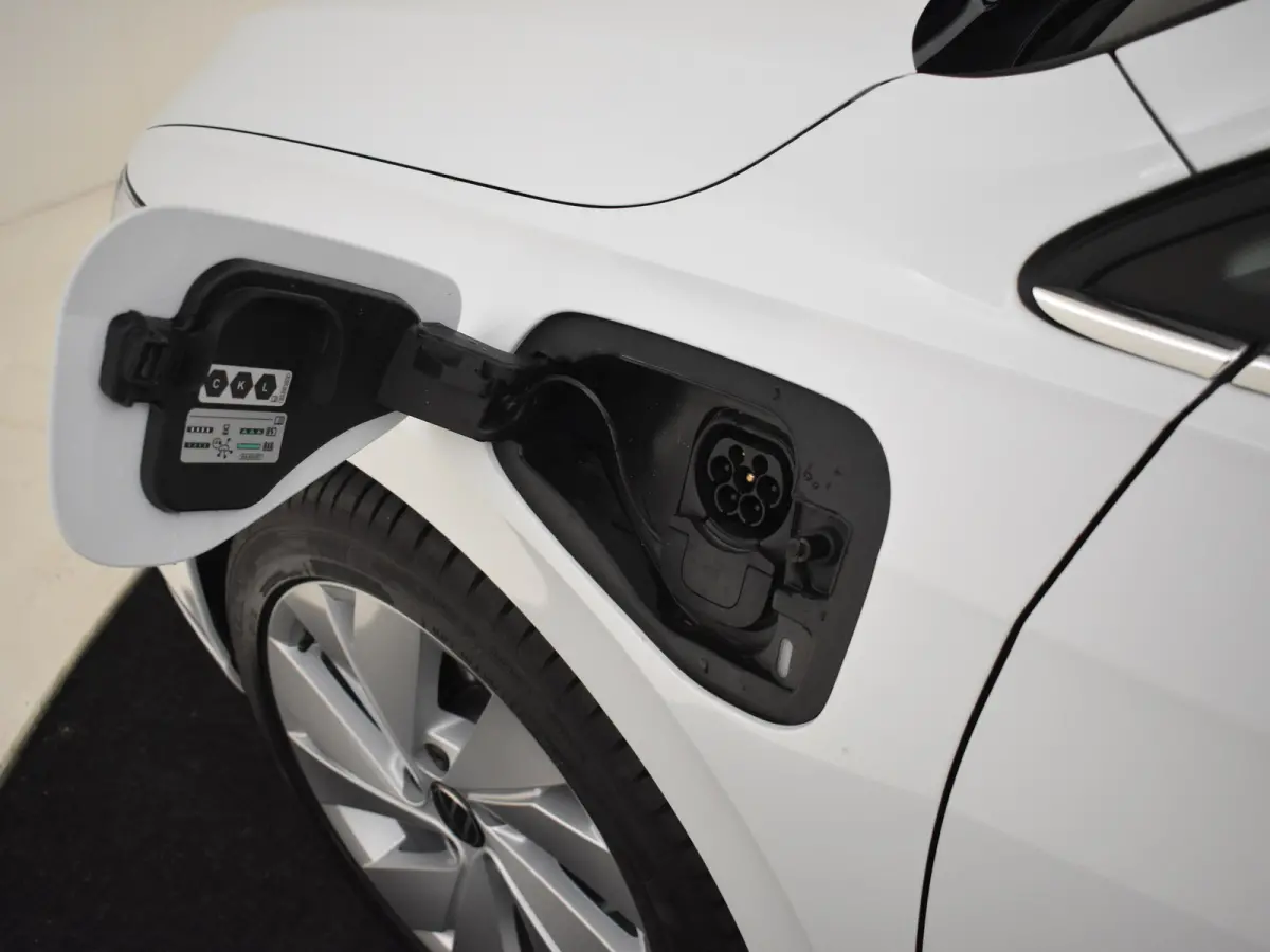 1.5 eHybrid Style Edition 204PK DSG/AUTO | Verlichte Gril l Elektr. Stoelen met geheugen l Camera | Apple carplay Android auto | Cruise control adaptief | Navigatie | Parkeersensoren voor/ac