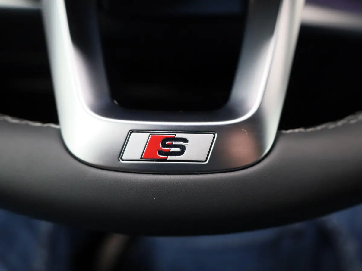 60 TFSI e quattro Pro Line S Competition 490 PK l Adaptive cruise control + emergency ass. l Luchtvering l Glazen panoramadak l Vierwielbesturing l 360 graden camera l Head-up display l Elek