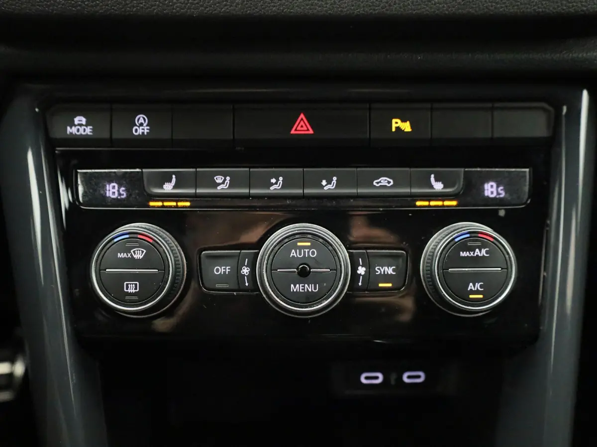 1.5 TSI Sport Business R-Line | Camera | Parkeersensoren | Stoelverwarming | Trekhaak | Lederen Bekleding |