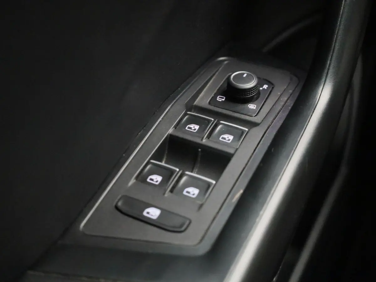 1.5 TSI Sport Business R-Line | Camera | Parkeersensoren | Stoelverwarming | Trekhaak | Lederen Bekleding |