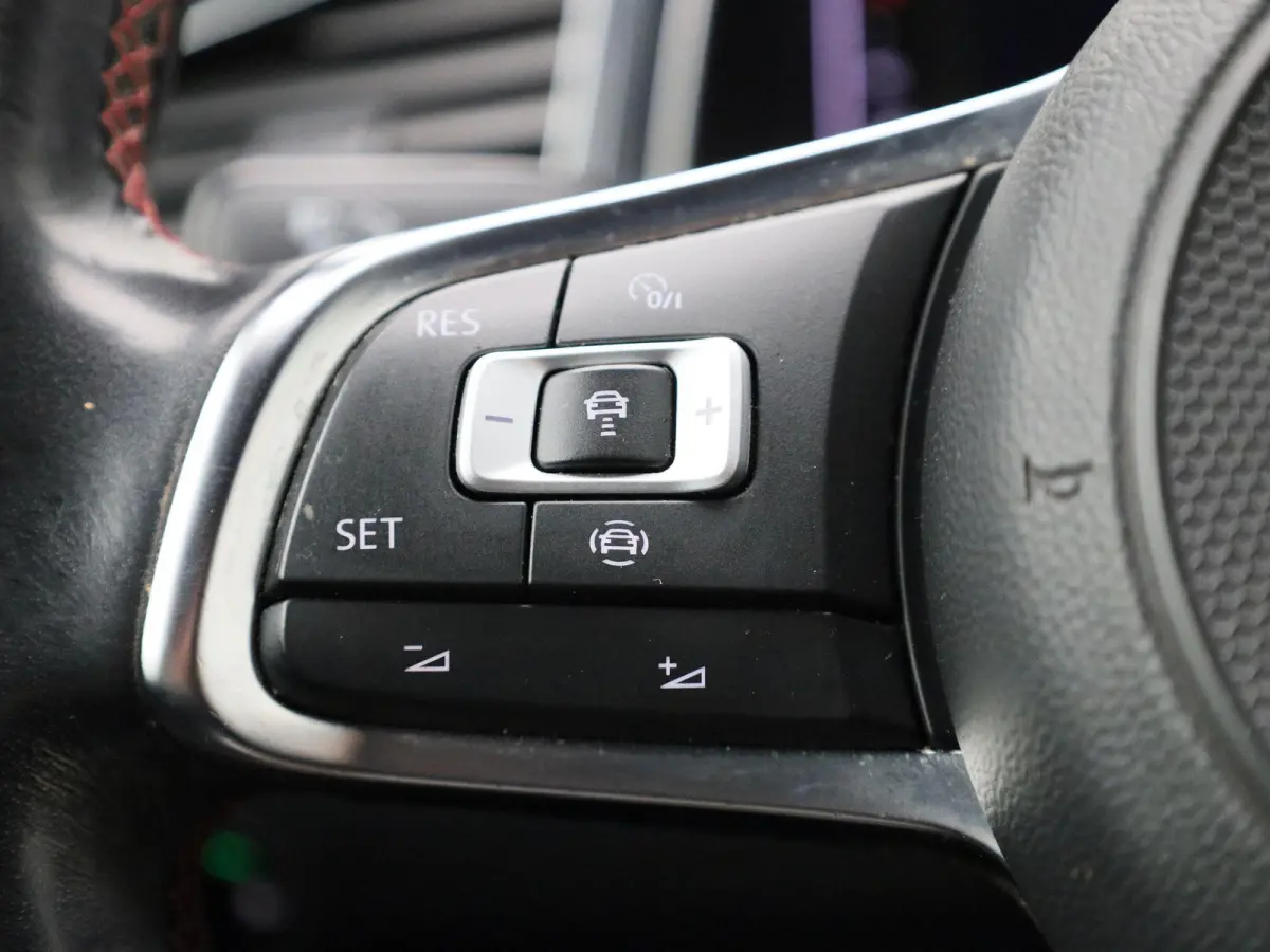 1.5 TSI Sport Business R-Line | Camera | Parkeersensoren | Stoelverwarming | Trekhaak | Lederen Bekleding |