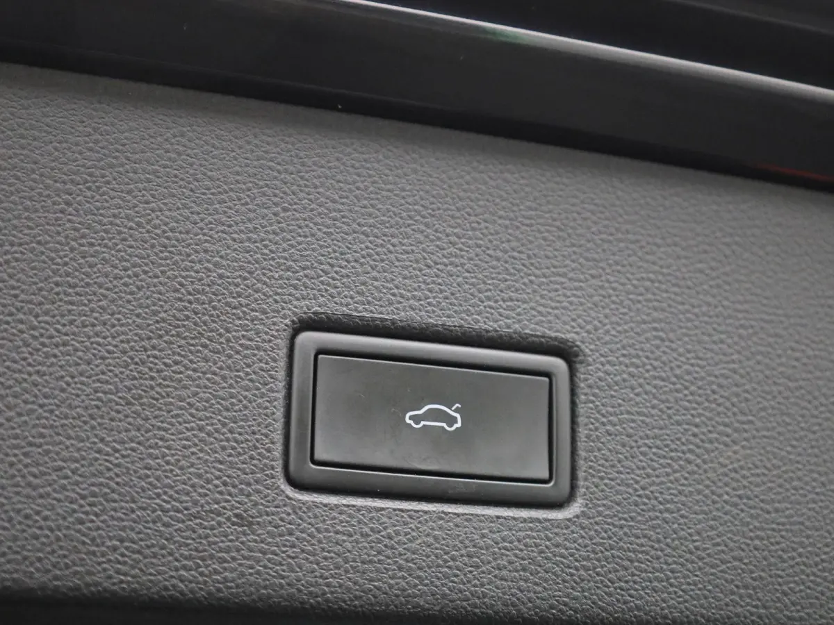 1.5 TSI Sport Business R-Line | Camera | Parkeersensoren | Stoelverwarming | Trekhaak | Lederen Bekleding |
