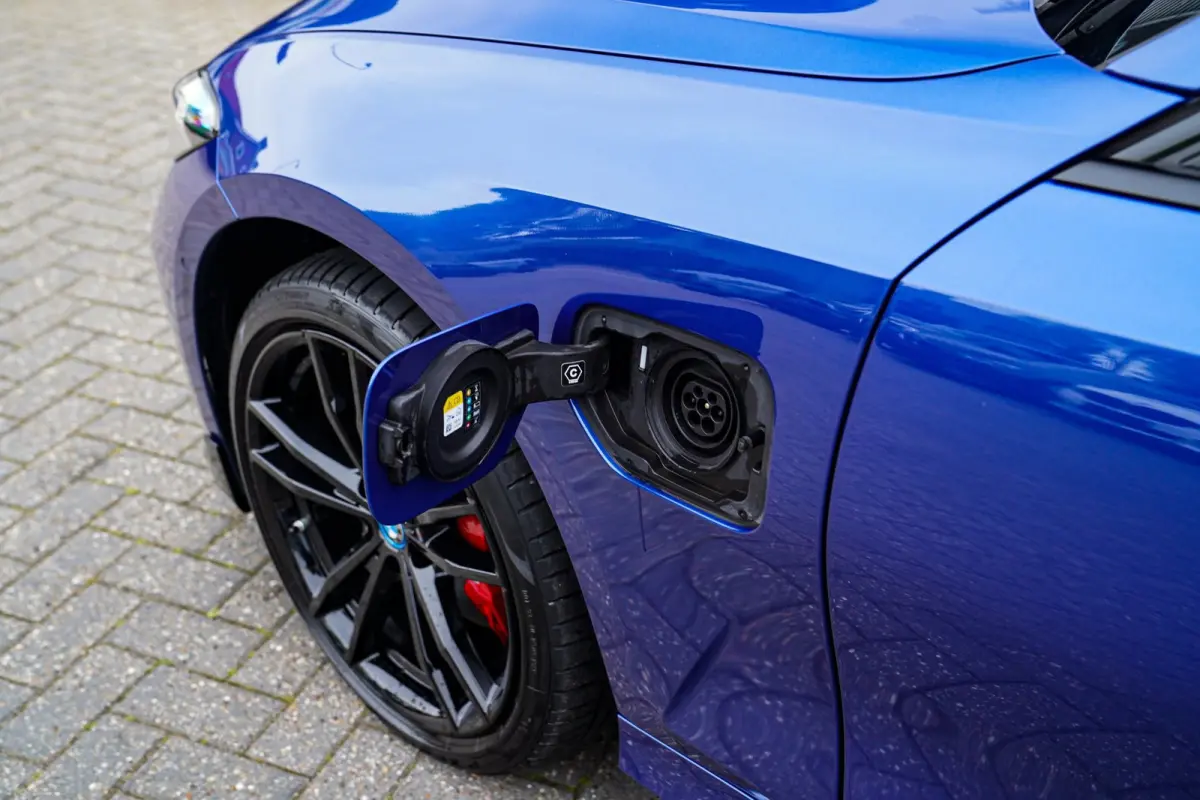 330e xDrive M-pakket | Panorama | HuD | Sfeerverlichting | BMW LED | Camera | Portimao blau metallic |