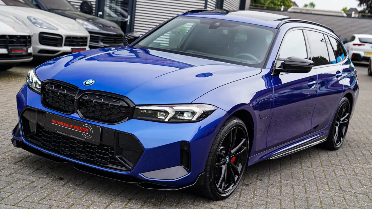 330e xDrive M-pakket | Panorama | HuD | Sfeerverlichting | BMW LED | Camera | Portimao blau metallic |