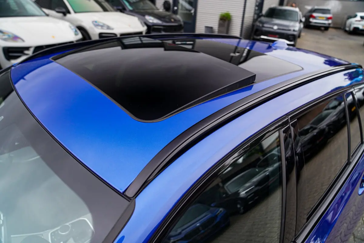 330e xDrive M-pakket | Panorama | HuD | Sfeerverlichting | BMW LED | Camera | Portimao blau metallic |