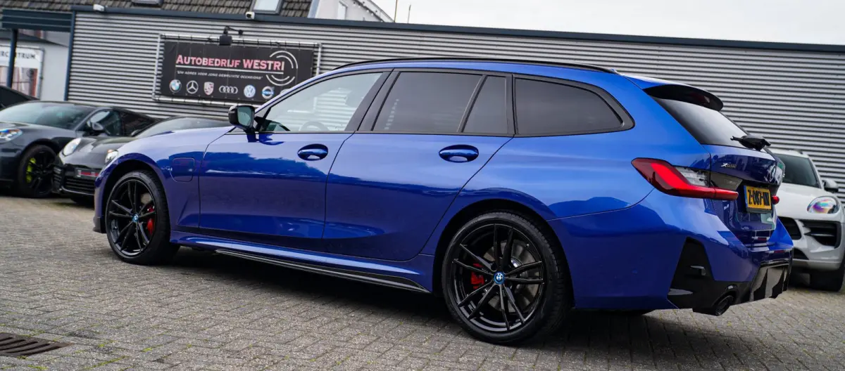 330e xDrive M-pakket | Panorama | HuD | Sfeerverlichting | BMW LED | Camera | Portimao blau metallic |