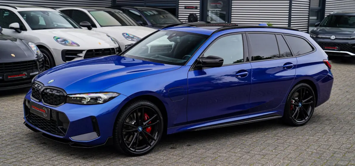 330e xDrive M-pakket | Panorama | HuD | Sfeerverlichting | BMW LED | Camera | Portimao blau metallic |