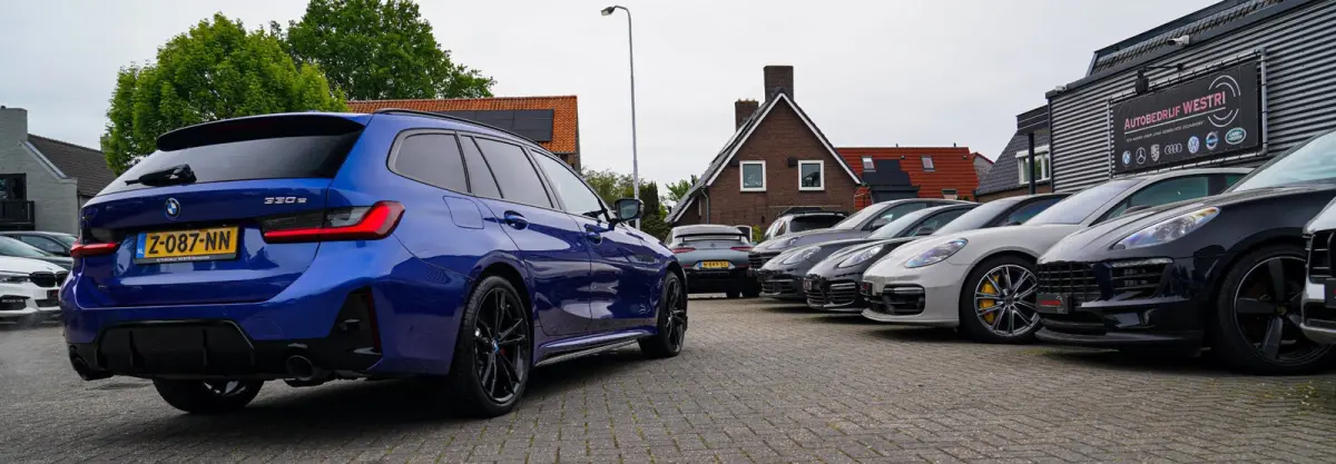 330e xDrive M-pakket | Panorama | HuD | Sfeerverlichting | BMW LED | Camera | Portimao blau metallic |