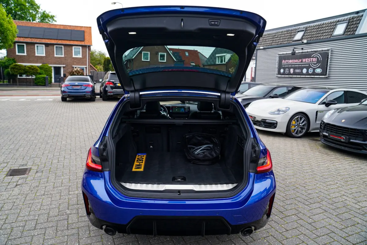 330e xDrive M-pakket | Panorama | HuD | Sfeerverlichting | BMW LED | Camera | Portimao blau metallic |