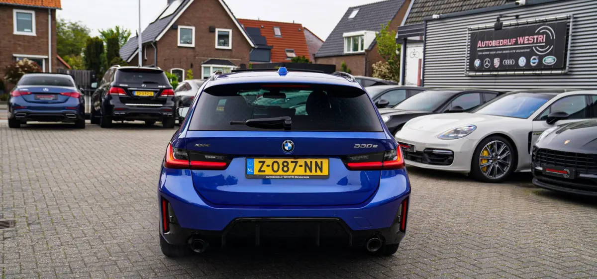 330e xDrive M-pakket | Panorama | HuD | Sfeerverlichting | BMW LED | Camera | Portimao blau metallic |