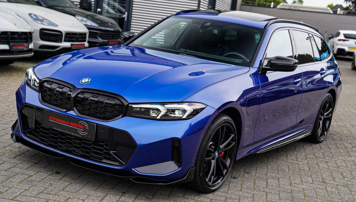 330e xDrive M-pakket | Panorama | HuD | Sfeerverlichting | BMW LED | Camera | Portimao blau metallic |