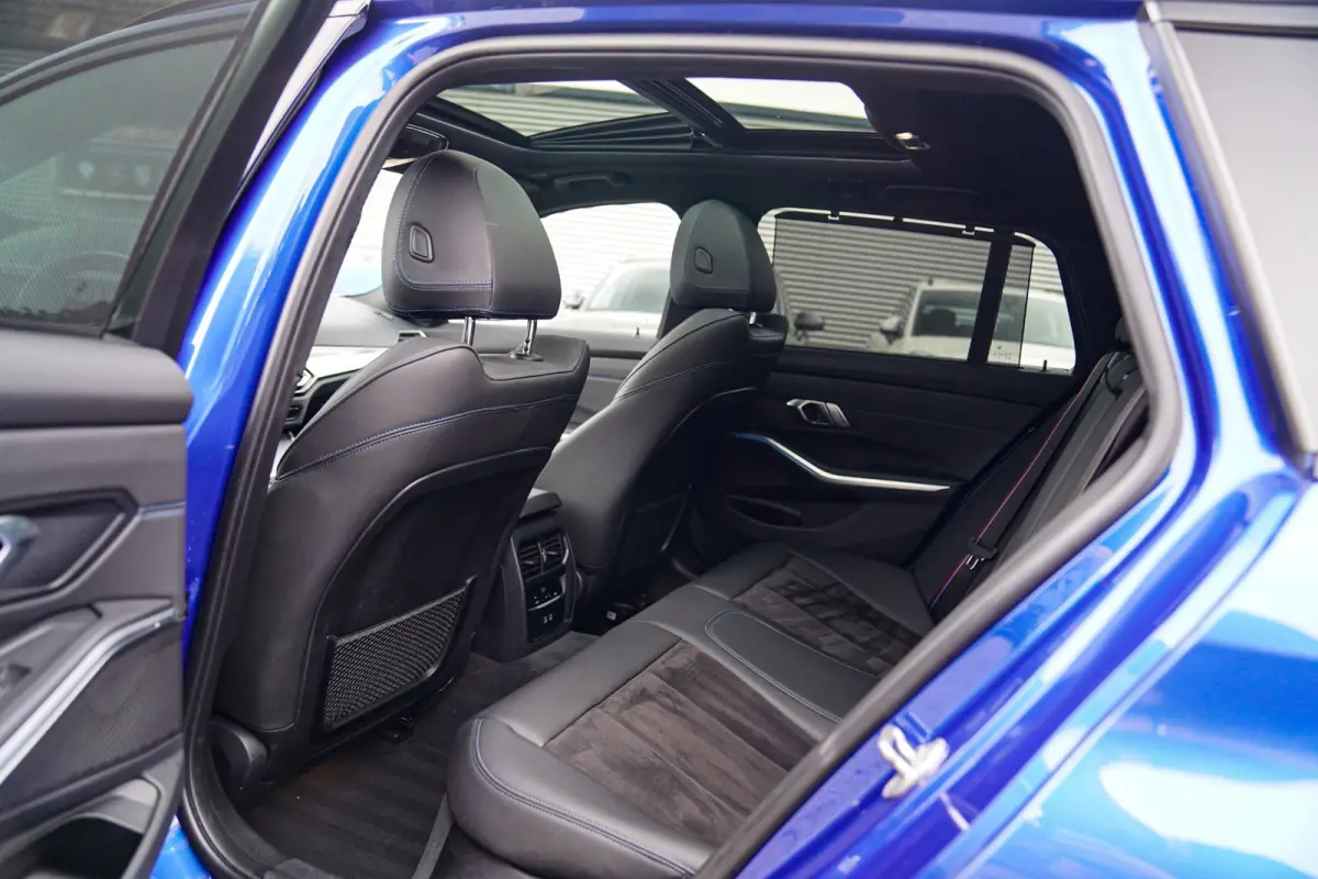 330e xDrive M-pakket | Panorama | HuD | Sfeerverlichting | BMW LED | Camera | Portimao blau metallic |