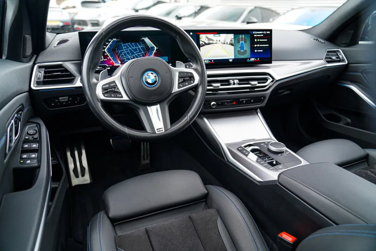 330e xDrive M-pakket | Panorama | HuD | Sfeerverlichting | BMW LED | Camera | Portimao blau metallic |