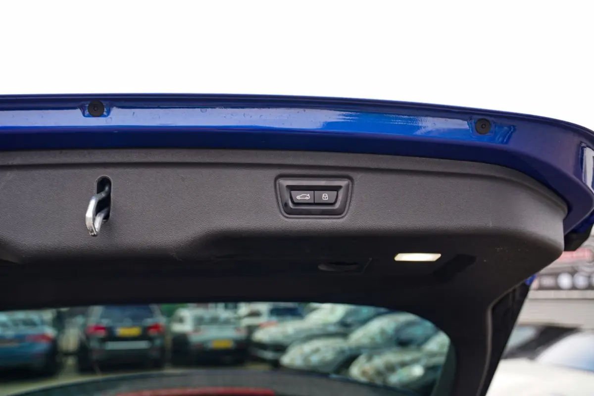 330e xDrive M-pakket | Panorama | HuD | Sfeerverlichting | BMW LED | Camera | Portimao blau metallic |