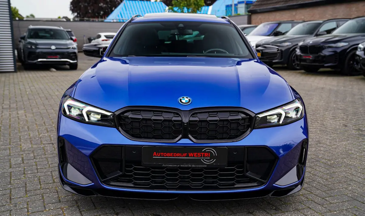 330e xDrive M-pakket | Panorama | HuD | Sfeerverlichting | BMW LED | Camera | Portimao blau metallic |