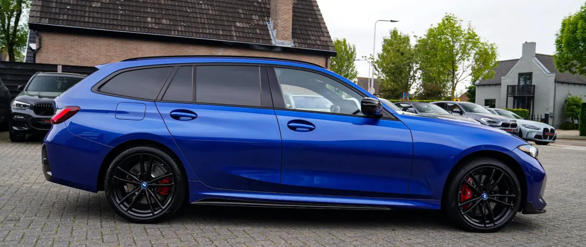330e xDrive M-pakket | Panorama | HuD | Sfeerverlichting | BMW LED | Camera | Portimao blau metallic |