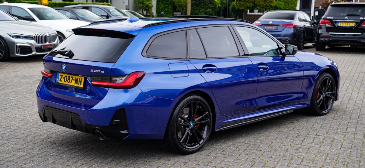 330e xDrive M-pakket | Panorama | HuD | Sfeerverlichting | BMW LED | Camera | Portimao blau metallic |