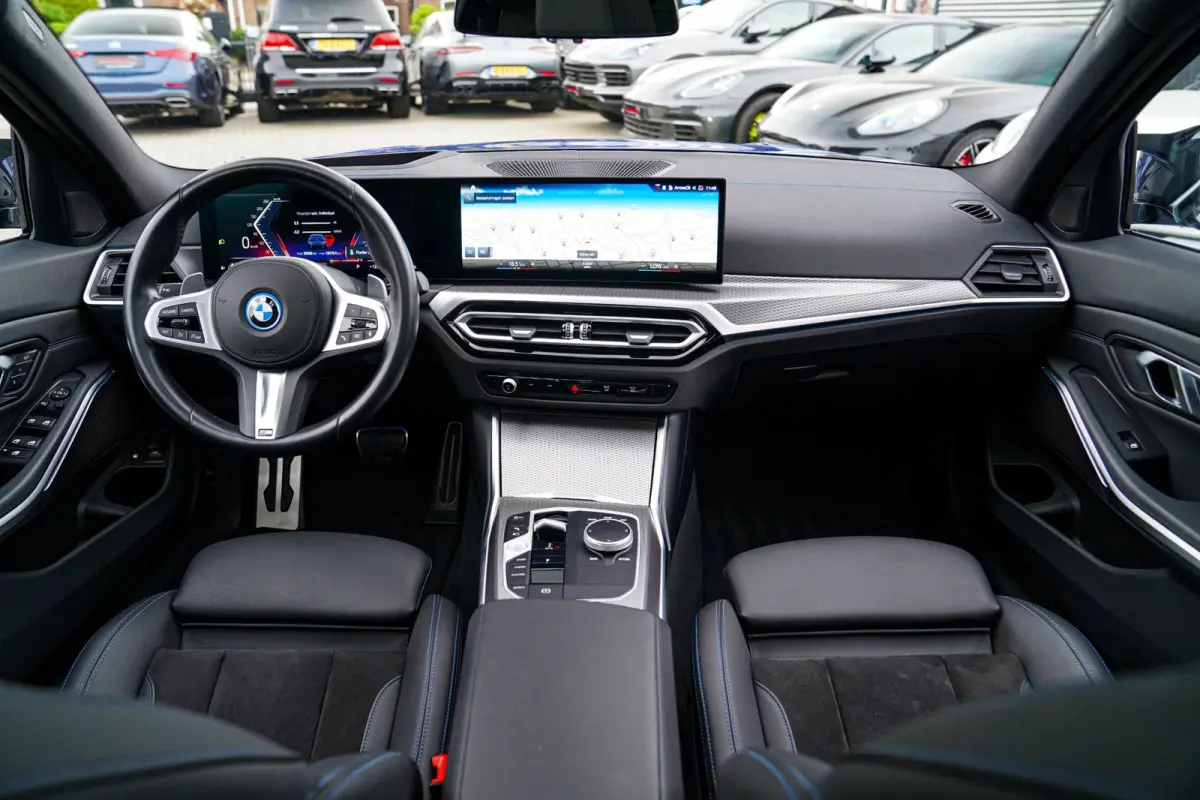 330e xDrive M-pakket | Panorama | HuD | Sfeerverlichting | BMW LED | Camera | Portimao blau metallic |