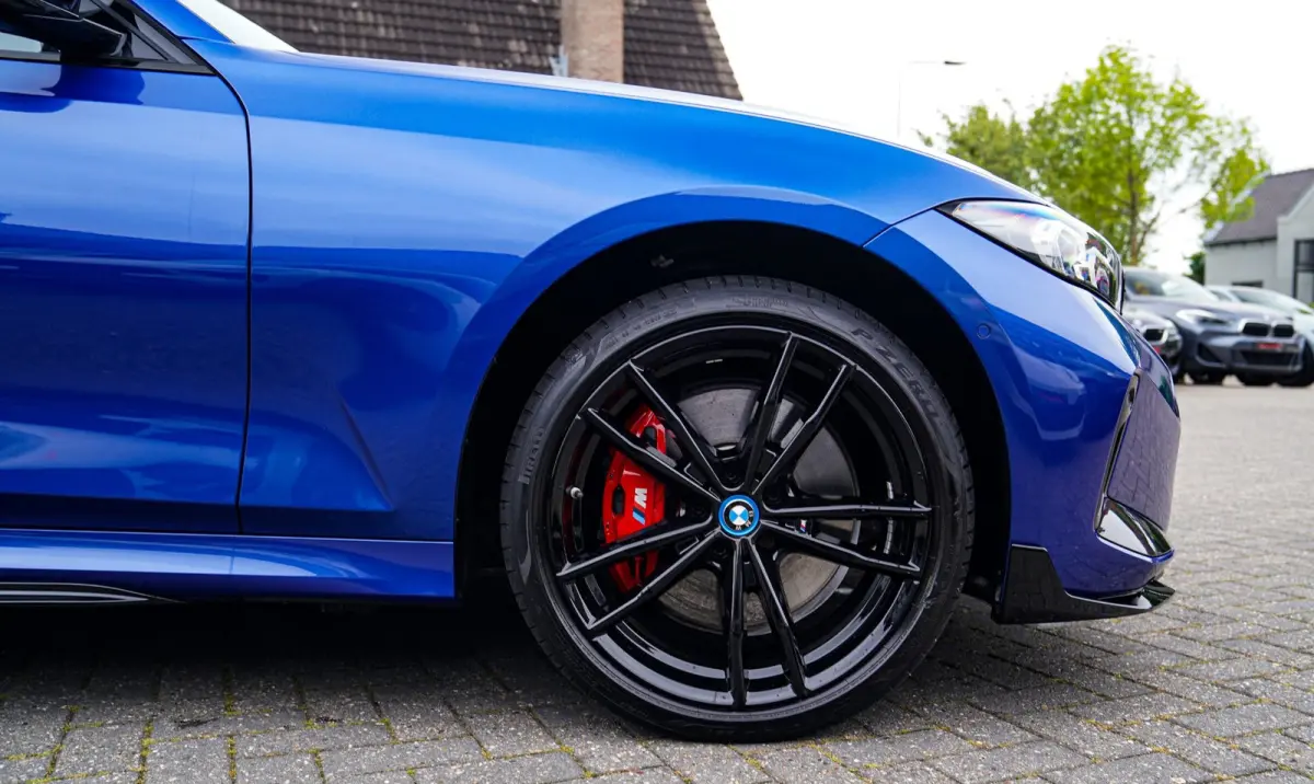 330e xDrive M-pakket | Panorama | HuD | Sfeerverlichting | BMW LED | Camera | Portimao blau metallic |
