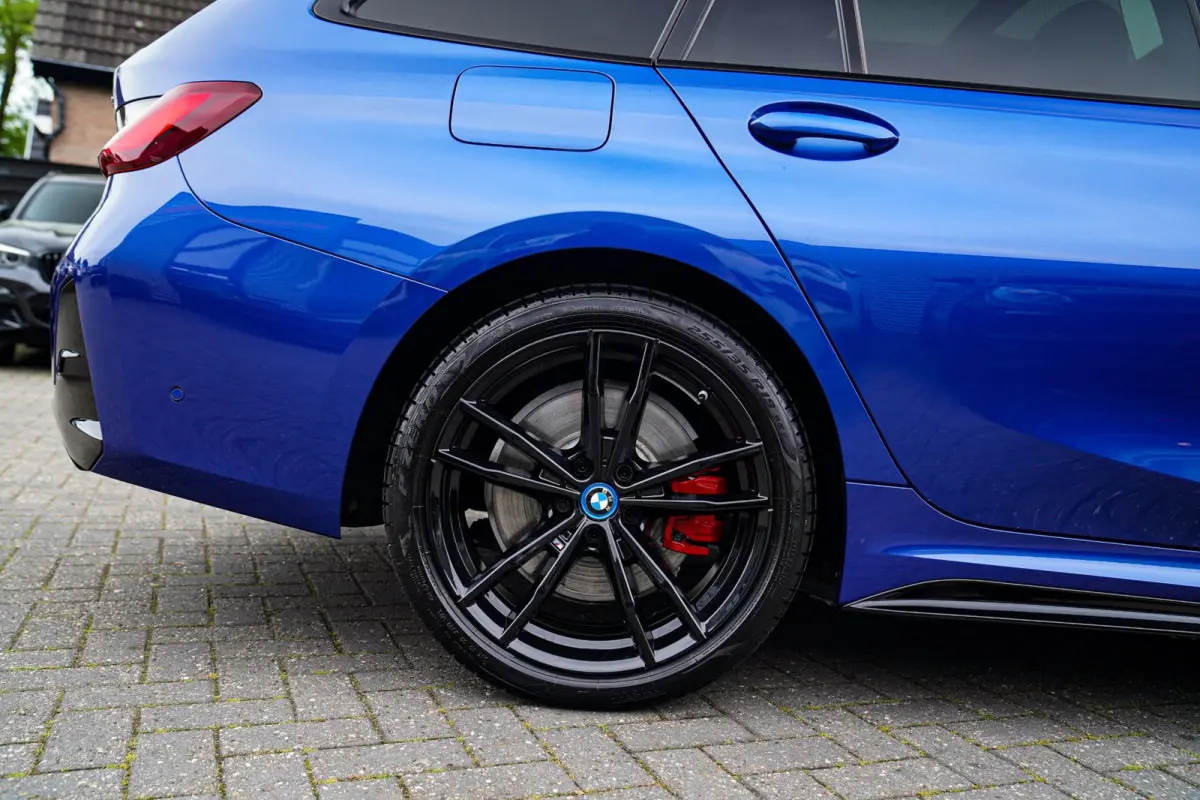 330e xDrive M-pakket | Panorama | HuD | Sfeerverlichting | BMW LED | Camera | Portimao blau metallic |
