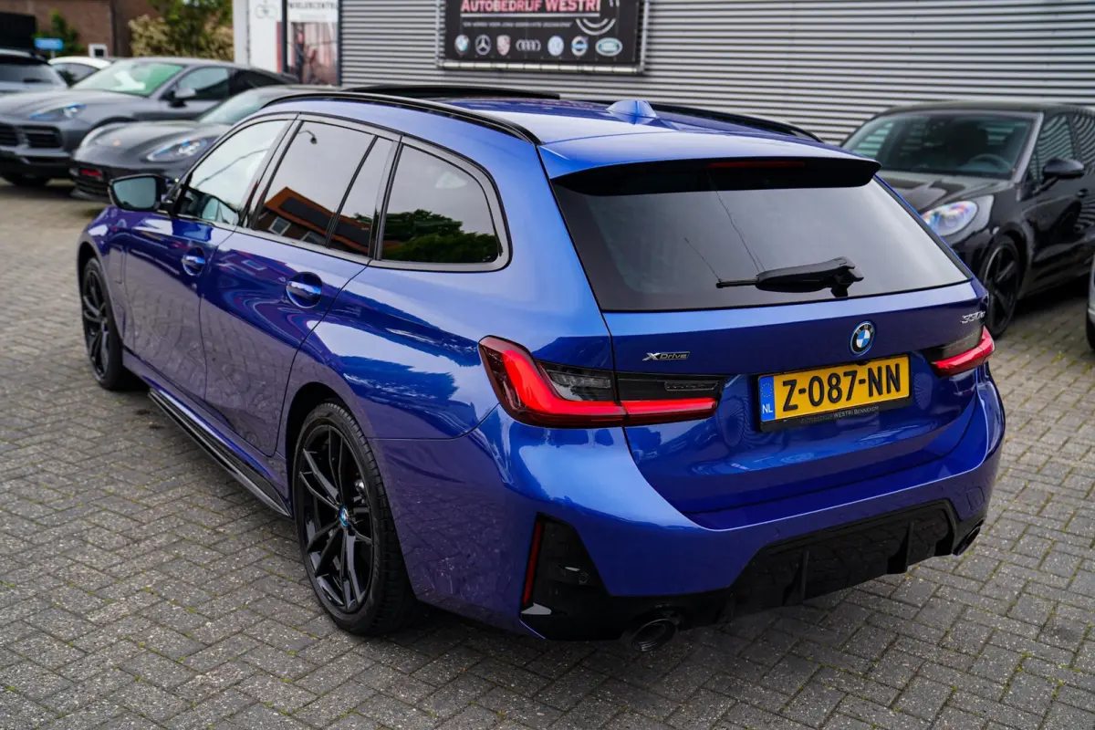 330e xDrive M-pakket | Panorama | HuD | Sfeerverlichting | BMW LED | Camera | Portimao blau metallic |