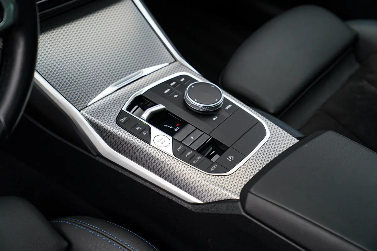 330e xDrive M-pakket | Panorama | HuD | Sfeerverlichting | BMW LED | Camera | Portimao blau metallic |