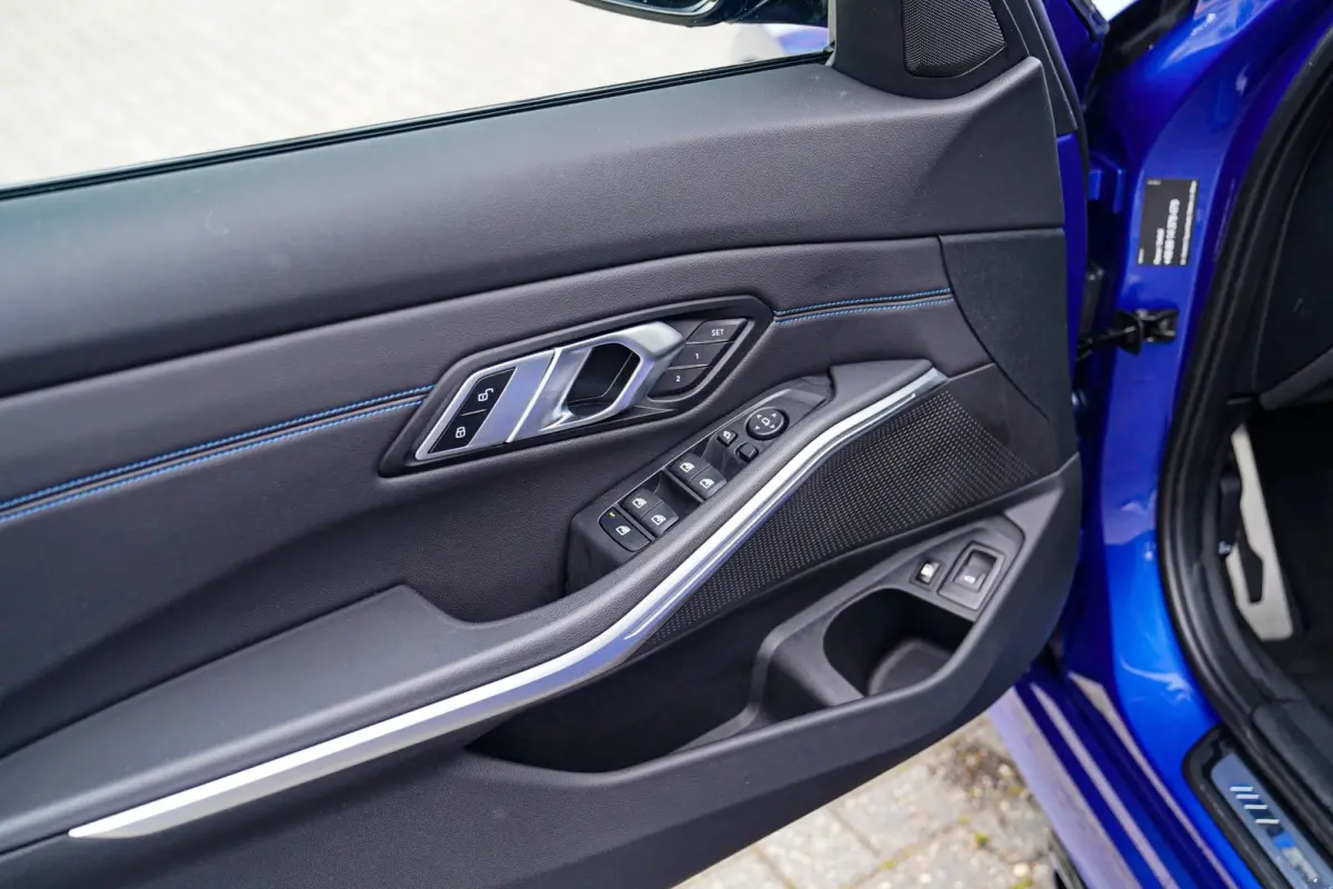 330e xDrive M-pakket | Panorama | HuD | Sfeerverlichting | BMW LED | Camera | Portimao blau metallic |