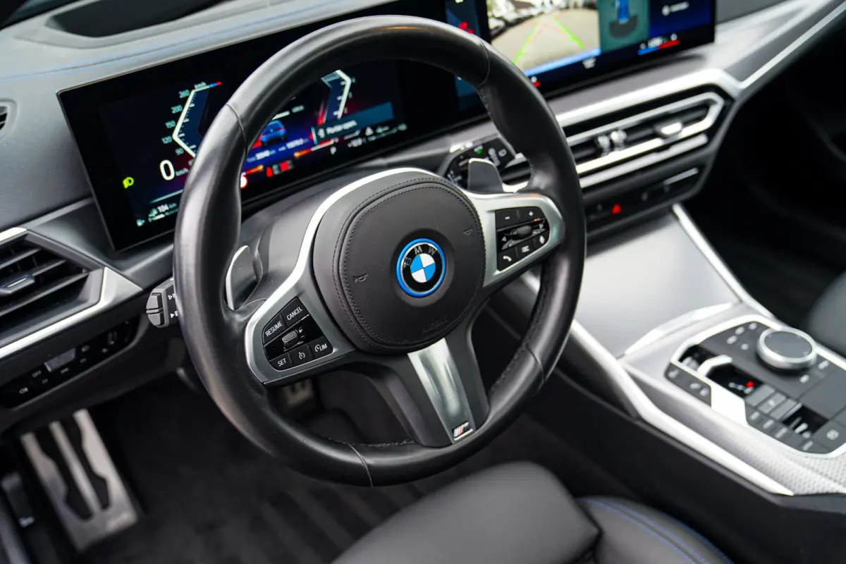 330e xDrive M-pakket | Panorama | HuD | Sfeerverlichting | BMW LED | Camera | Portimao blau metallic |