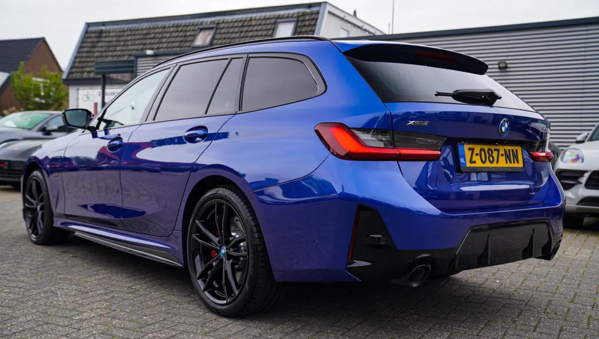 330e xDrive M-pakket | Panorama | HuD | Sfeerverlichting | BMW LED | Camera | Portimao blau metallic |