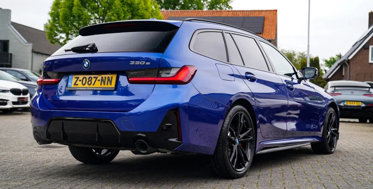 330e xDrive M-pakket | Panorama | HuD | Sfeerverlichting | BMW LED | Camera | Portimao blau metallic |