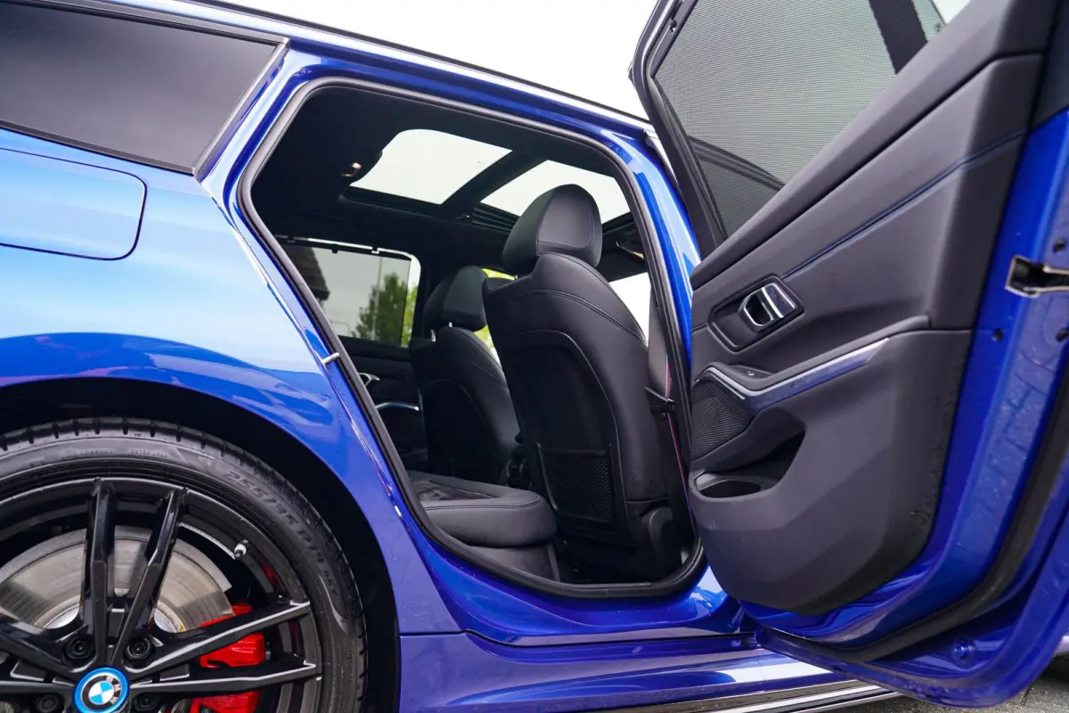 330e xDrive M-pakket | Panorama | HuD | Sfeerverlichting | BMW LED | Camera | Portimao blau metallic |
