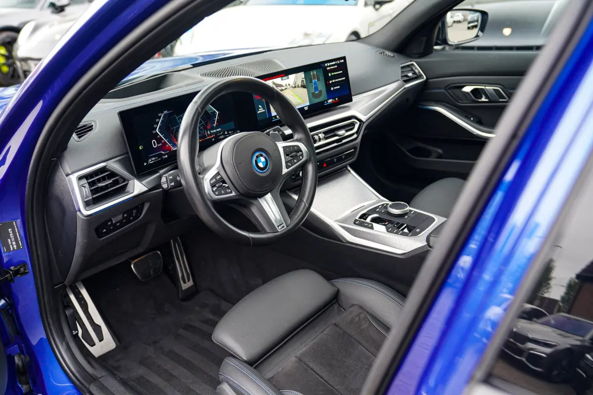330e xDrive M-pakket | Panorama | HuD | Sfeerverlichting | BMW LED | Camera | Portimao blau metallic |