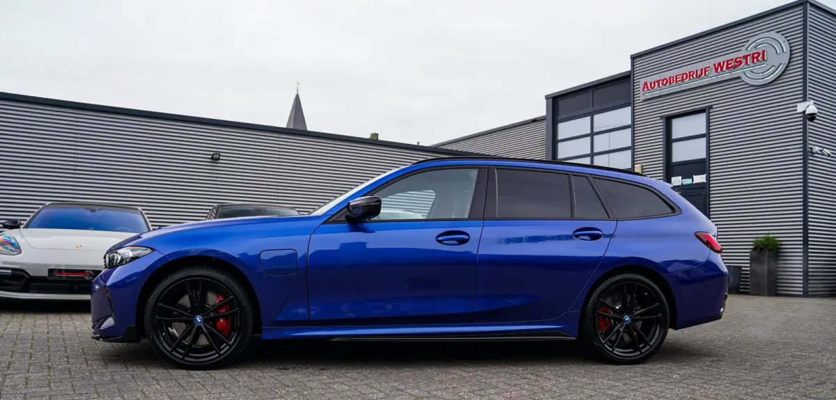 330e xDrive M-pakket | Panorama | HuD | Sfeerverlichting | BMW LED | Camera | Portimao blau metallic |