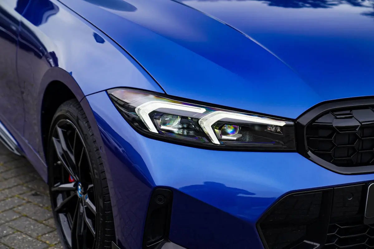 330e xDrive M-pakket | Panorama | HuD | Sfeerverlichting | BMW LED | Camera | Portimao blau metallic |