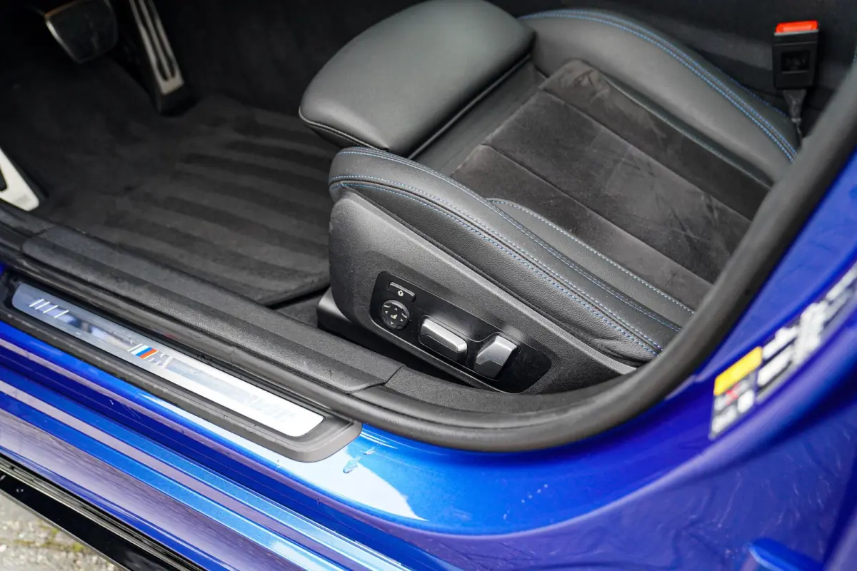 330e xDrive M-pakket | Panorama | HuD | Sfeerverlichting | BMW LED | Camera | Portimao blau metallic |